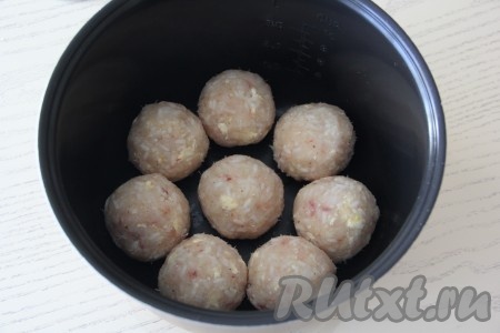 Сформировать из массы тефтели весом, примерно, 115 грамм. У меня получилось 8 штук. Выложить рыбные тефтели в чашу мультиварки.