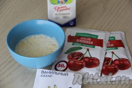 Желатин залить 100 мл холодного молока и оставить для набухания минут на 15-20. Для приготовления этого десерта подойдёт покупное желе с любым вкусом. Я купила пакетики с вишнёвым желе (их можно приобрести в продуктовых магазинах в том же отделе, где продаются желатин, сухие дрожжи, разрыхлитель и т.д.). Красная прослойка из вишнёвого желе будет очень эффектно смотреться в десерте из молока и желатина.