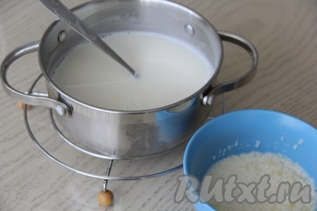 Набухший желатин можно прогреть до полного растворения кристаллов желатина на среднем огне, постоянно помешивая и не доводя до кипения. А я предпочитаю прогревать набухший желатин, ставя его в микроволновку на максимальную мощность, не доводя до кипения (на растворение кристалликов желатина обычно нужно 30-40 секунд, в течение этого времени я каждые 10 секунд достаю ёмкость с желатином из микроволновки, хорошо перемешиваю и снова отправляю в микроволновку). Получившуюся желатиновую смесь влить в смесь молока и сахара, перемешать. 