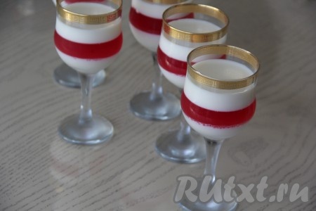 Затем равномерно разлить по фужерам оставшуюся молочно-желатиновую смесь. Поставить десерт в холодильник до полного застывания. У меня получилось 4 порции.