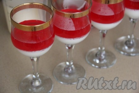 По прошествии времени молочное желе "схватится", достать его из холодильника, влить вишнёвое желе, равномерно разливая его по фужерам, и поставить в холодильник на 1 час (до застывания желе).