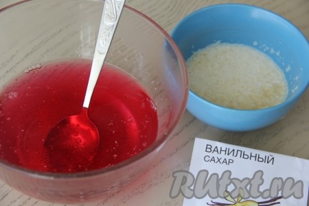 2 пакетика вишнёвого желе высыпать в миску, залить 400 мл горячей воды, тщательно перемешать и оставить при комнатной температуре до тех пор, пока занимаемся остальными составляющими десерта. 