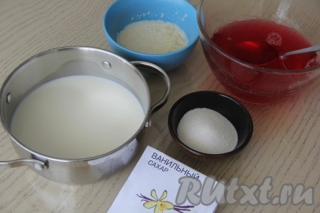 Оставшиеся 600 мл молока влить в кастрюлю, добавить сахар и ванильный сахар, перемешать.