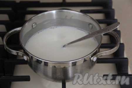 Поставить кастрюлю с молоком и сахаром на огонь и хорошо прогреть, помешивая, до полного растворения сахара (до кипения не доводить). 