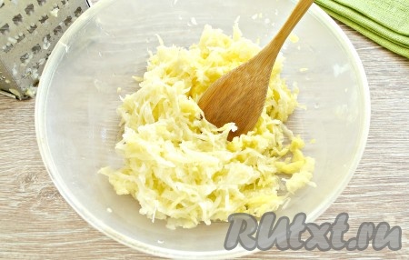 Картофель очистить, а затем натереть на тёрке со средними (или мелкими) ячейками.