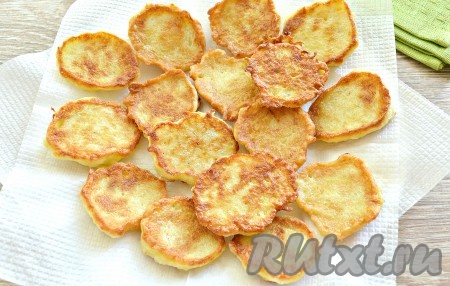 Со сковороды выложить картофельные оладьи на бумажные салфетки (или полотенца), чтобы удалить лишнее масло. Аналогично пожарить все оладьи. Всего у меня получилось 17 штук. Остудить.