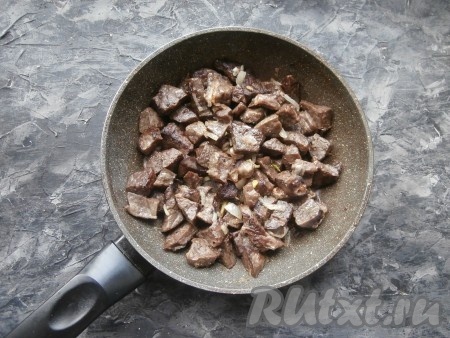 Обжарить лёгкое с луком на среднем огне до румяной корочки, периодически помешивая.
