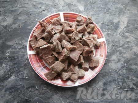 Далее нарезать отваренное лёгкое на небольшие кусочки.