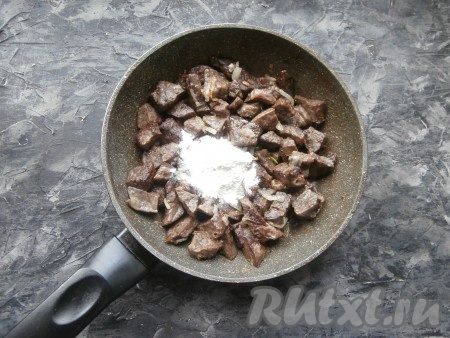 Всыпать муку, перемешать её с лёгким и луком.