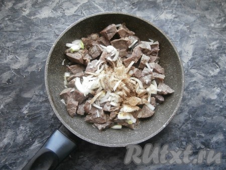 Сковороду разогреть с растительным маслом, выложить кусочки лёгкого, добавить очищенную и нарезанную тонкими перьями луковицу, всыпать соль, чёрный молотый перец, хмели-сунели.