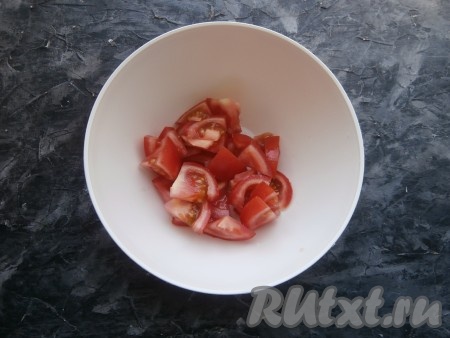 Яйцо сварить заранее (варить с момента закипания минут 9-10), затем дать ему полностью остыть и очистить. Свежие помидоры нарезать дольками (или четвертинами) и выложить в  миску (или глубокую тарелку).