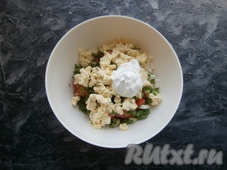 Далее выложить творожный сыр, измельчив его руками или вилкой, а также сметану.