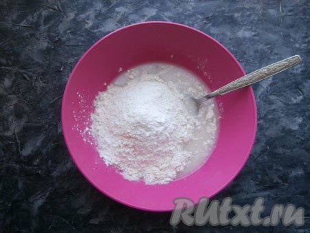 Хорошо закваску перемешать с водой, влить растительное масло, всыпать сахар, соль, крахмал, частями добавить муку.