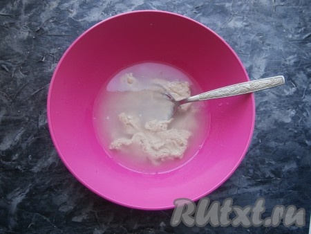 У меня закваска находится в холодильнике, я её достаю, взвешиваю и добавляю такое же количество ржаной муки и воды комнатной температуры, перемешиваю. Оставляю в тепле на 2-4 часа (зависит от температуры окружающей среды), закваска должна увеличиться, как минимум, в 2 раза и стать пузырчатой. Это и считается "закваска на пике". Можно сделать по другому: взять 30-35 грамм холодной закваски, разбавить её 30-35 мл воды, добавить такое же количество ржаной муки, перемешать и также оставить на несколько часов (до увеличения в объёме не менее, чем в 2 раза). После получения активной закваски на пике можно приступать к замешиванию теста для пиццы, для этого 175 мл воды комнатной температуры нужно налить в миску, добавить 100 грамм активной закваски на её пике. 