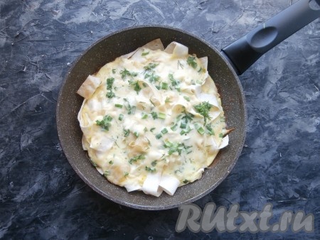 Жарить омлет под крышкой на медленном огне около 10 минут, снять с огня, а затем посыпать нарезанным укропом.