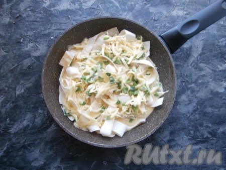 Залить лаваш подготовленной яично-сырной смесью.