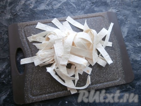 Тонкий лаваш нарезать ножницами на полосы шириной около 1 см.