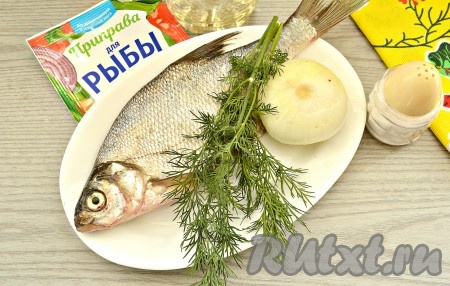 Подготовить по списку ингредиенты для того чтобы пожарить подлещика на сковороде. Панировочные сухари можно заменить мукой. Укроп промыть и обсушить.