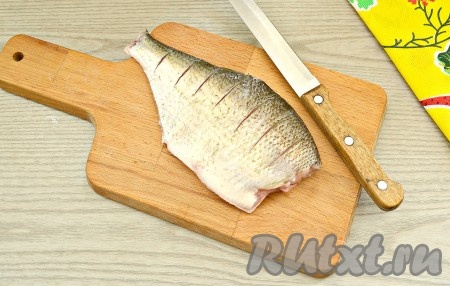 Подлещика очистить от чешуи, выпотрошить внутренности. Срезать хвост и плавники. Голову тоже советую удалить. Тщательно промыть рыбу под холодной водой. С каждой стороны возле хребта сделать надрезы острым ножом (делаем надрезы, примерно, через каждые 2 см), чтобы подлещик хорошо прожарился.