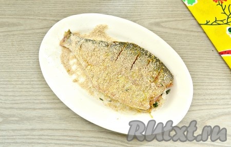 На отдельную тарелку насыпать панировочный сухари (или муку). Обвалять нафаршированного подлещика в сухарях с каждой стороны.