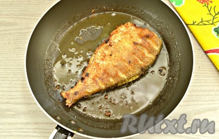 На сковороду, где жарился лук, влить оставшееся растительное масло, прогреть его. Выложить фаршированного подлещика и жарить с двух сторон, приблизительно, по 5 минут. Огонь сделать чуть ниже среднего.