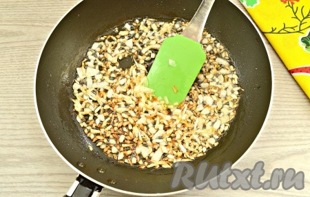 В сковороду влить 2 столовые ложки растительного масла. Когда оно прогреется, выложить лук, а затем обжарить его до ярко-золотистого цвета на среднем огне. У меня на обжаривание ушло 5 минут. Периодически лук следует перемешивать.