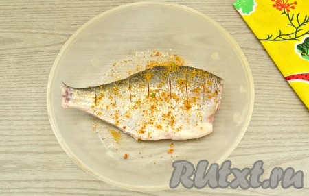Подготовленного очищенного подлещика посыпать приправой для рыбных блюд, посолить по вкусу (добавляя соль, учитывайте присутствие или отсутствие соли в составе приправы для рыбных блюд). Приправу и соль втереть в тушку и внутри, и снаружи. Отставить миску с рыбой пока в сторонку, чтобы она просолилась и пропиталась специями.
