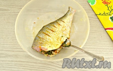 Начинку поместить в брюшко рыбы.