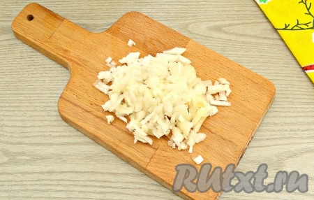 Очистить лук, нарезать его небольшими кусочками.