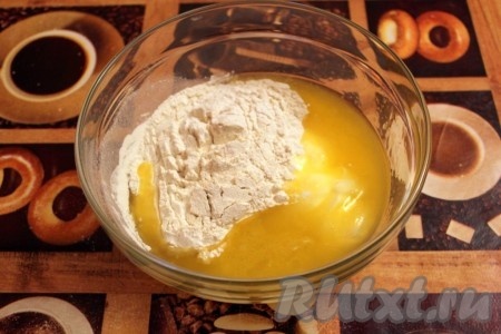 Маргарин растопить на плите (или в микроволновке), дать немного остыть. В объёмную миску влить растопленный остывший маргарин, добавить сахар, сметану, разрыхлитель и грамм 100 муки.