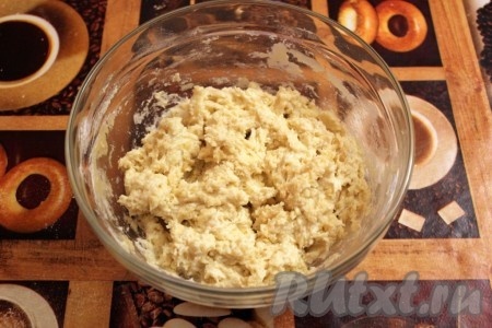 Перемешать тесто столовой ложкой или лопаткой. Постепенно подсыпая оставшуюся муку, замесить однородное, липкое тесто, как на фото. Муки может потребоваться как больше, так и меньше, я советую ориентироваться на консистенцию замешиваемого теста, а не на количество муки, указанное в ингредиентах.