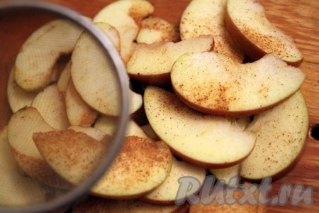 Яблоки нарезать на дольки, удаляя семенную коробку с косточками. Очищать яблоки от кожуры я не стала. Нарезанные яблоки через ситечко равномерно посыпать молотой корицей.