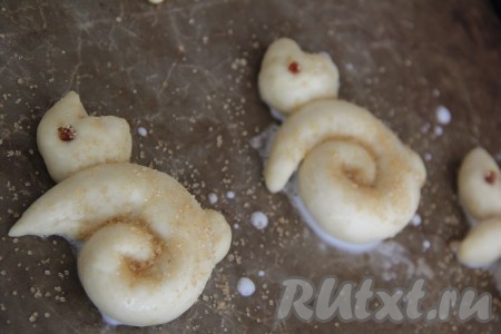 Смазать булочки молоком и присыпать тростниковым сахаром.