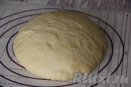 Тесто хорошо поднимется и увеличится раза в 2-3. Выложить его на силиконовый коврик (или на другую поверхность, присыпанную мукой) и обмять. Накрыть полотенцем и оставить ещё на 30 минут.