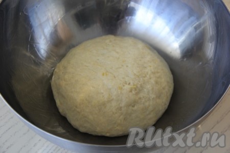 Добавить цедру, соль, ванильный сахар и перемешать. Затем всыпать муку и замесить нежное, мягкое дрожжевое тесто, оставить его в миске, накрыв полотенцем, на 1,5 часа. Я ставлю тесто в духовку, включая режим "Лампочка".