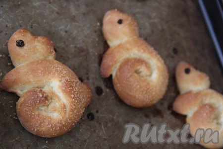 Выпекать пасхальных зайчиков из дрожжевого теста в разогретой духовке минут 15 при температуре 200 градусов.