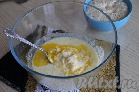 Для начала приготовим опару для дрожжевого теста, для этого тёплую воду (температура воды должна быть, примерно, 40 градусов) нужно налить в небольшую миску, всыпать сухие дрожжи, 1 столовую ложку муки, сахар, перемешать. Получившуюся опару оставить на 20 минут в тёплом месте. Поверхность опары хорошо запенится, это говорит о том, что наши дрожжи уже начали работать и можно начинать замешивать тесто. В достаточно объёмную миску влить опару, добавить яйцо, влить сметану комнатной температуры и растопленное тёплое сливочное масло.