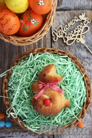 Вот такие красивые и вкусные зайчики для пасхального праздничного стола получились, они небольшие по размеру, вкусные и нежные. Пеките в удовольствие!