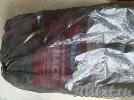 Сверху надо надеть тёмный кулёк (или пакет), не подворачивая концы.