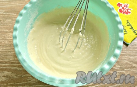 Перемешать до получения густого, однородного теста. Дать тесту постоять минут 10.