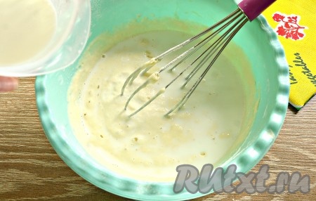 По прошествии времени вскипятить стакан свежего молока. Сразу тонкой струйкой влить горячее молоко в густое тесто. Пока вливаем молоко, энергично перемешиваем блинное тесто.