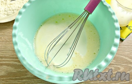 В яичную смесь влить кефир любой жирности. Кефир должен быть из холодильника. Снова перемешать ингредиенты венчиком до однородности.