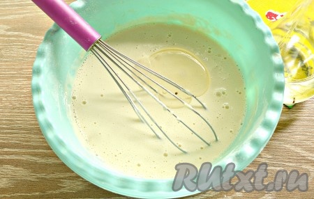 Получилось негустое блинное тесто нежной консистенции. Влить в него пару столовых ложек растительного масла и перемешать.