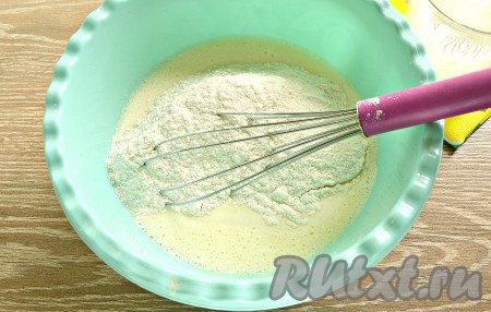 К яично-кефирной смеси всыпать подготовленную мучную смесь.