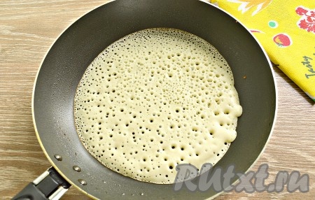 Поверхность сковороды смазать растительным маслом. Дальше смазывать сковороду маслом только по необходимости, так как в самом блинном тесте содержится растительное масло, а оно не будет давать прилипать блинам к сковороде. Хорошо прогреть дно сковороды на среднем огне, зачерпнуть блинное тесто половником (примерная порция теста на 1 блин - 1/2 половника) и распределить ровным слоем по дну сковороды. Уже через несколько секунд на поверхности блинчика образуются характерные дырочки.