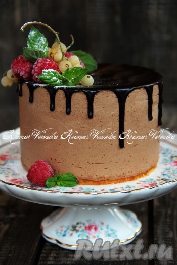 Украсить торт растопленным шоколадом и свежими ягодами. Вот такой красивый торт получился.