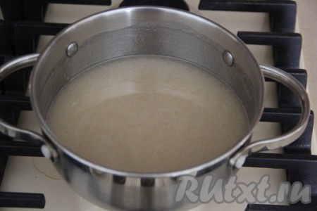 Довести сироп с агар-агаром, помешивая, до кипения, а затем проварить минуты 2-3. Снять сироп с огня и остудить до 110 градусов.