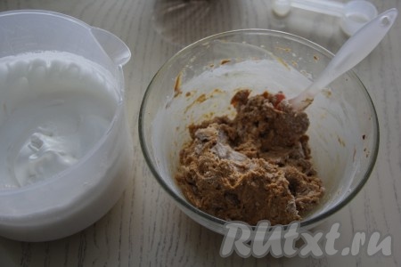 Вначале замесим тесто для бисквита, который станет основой торта. Прежде всего нужно очень аккуратно разделить яйца на белки и желтки, выкладывая их в разные ёмкости. К белкам всыпать 100 грамм сахара, взбить миксером до стойких пиков, отставить белковую массу в сторону. Соединить желтки с 20 граммами сахара, взбить миксером до однородности, затем добавить варёную сгущёнку, взбить миксером. В смесь желтков и сгущёнки влить растительное масло, ещё раз взбить. Всыпать муку, разрыхлитель и корицу, перемешать силиконовой лопаткой до получения достаточно густого, однородного теста, после этого добавить взбитые белки и подмешать их в тесто.