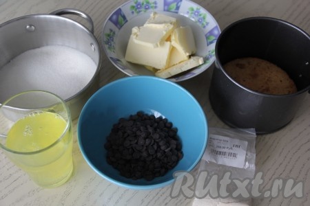 Готовый бисквит достать из формы, переложить на решётку и оставить до полного остывания. Подготовить продукты для приготовления суфле. Агар-агар можно купить в том же отделе, где продаётся и желатин. Белки для приготовления суфле нужно заранее хорошо охладить. Сливочному маслу нужно дать хорошо согреться при комнатной температуре, чтобы оно стало мягким.