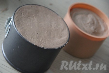 На дно формы, в которой будете формировать шоколадный торт "Птичье молоко" (я формировала в тех же форах, в которых выпекала бисквит), выложить бисквит, затем равномерно разложить мусс по формам.